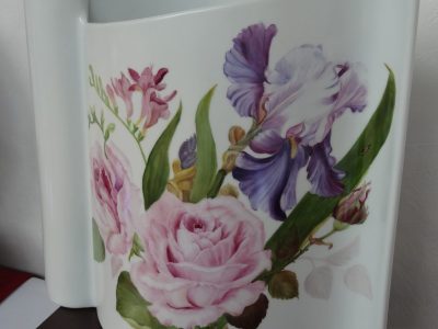 vase-roses-iris-peinture sur porceleine-Artelier de Joce